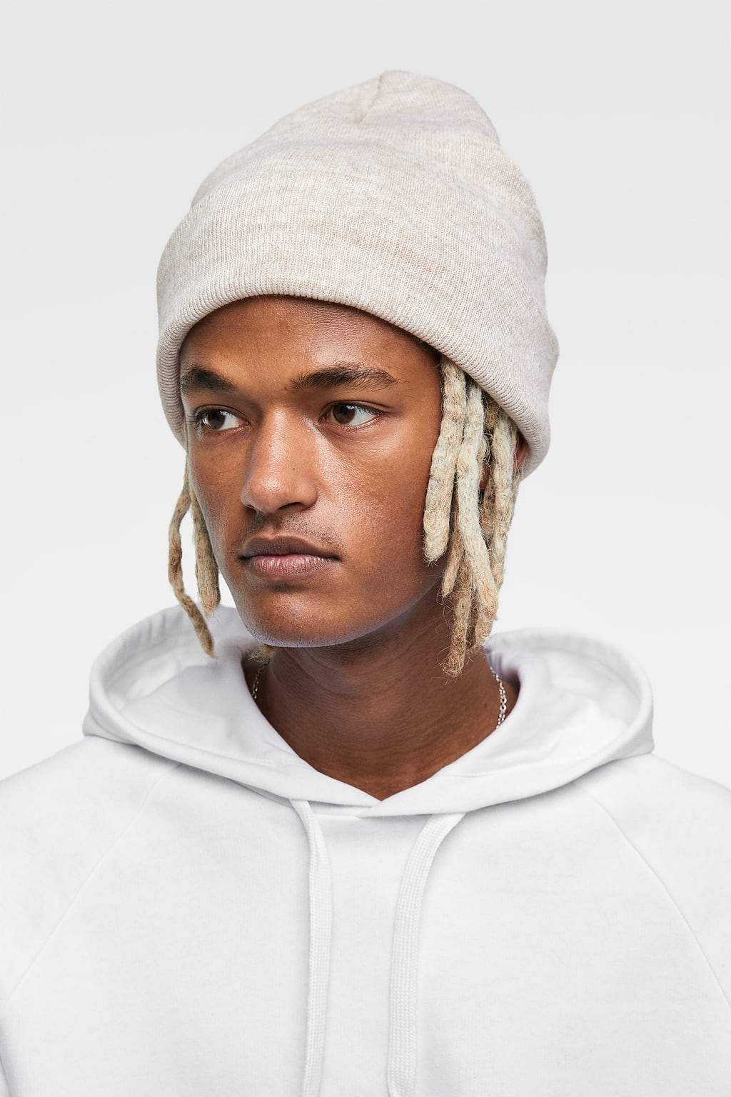 KNITTED BEANIE